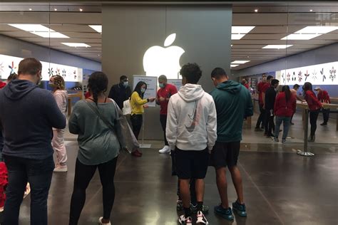 Apple temporarily closes its Texas stores