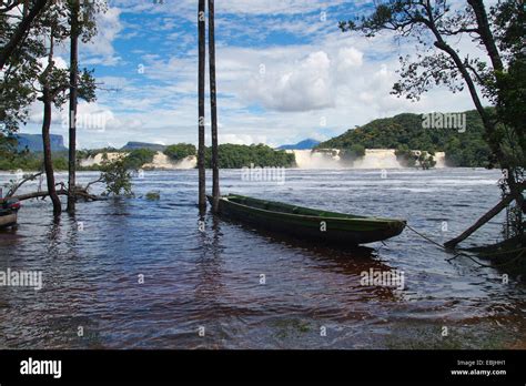 Canaima lagoon waterfalls hi-res stock photography and images - Alamy