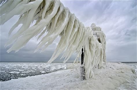 Lake Michigan’s Famous Frozen Lighthouses - Snow Addiction - News about Mountains, Ski ...