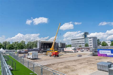 Flughafen Nürnberg: Abflug für Nationalelf - Public-Viewing-Bereich im Aufbau