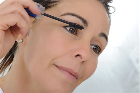 6 Powerful Eye Makeup Tips For Women Over 60