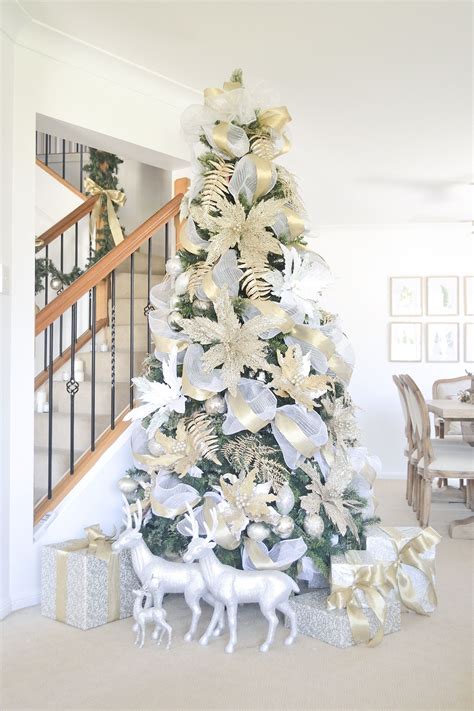 Christmas tree in white and gold | Elegant christmas trees, Gold christmas tree, Christmas ...