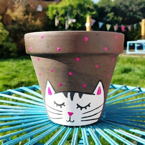 Handpainted plant pot featuring a cute cat Flower Pot Art, Flower Pot Design, Diy Flower Pots ...