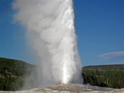 Old Faithful Geyser eruption (6:26 PM-onward, 10 August 20… | Flickr