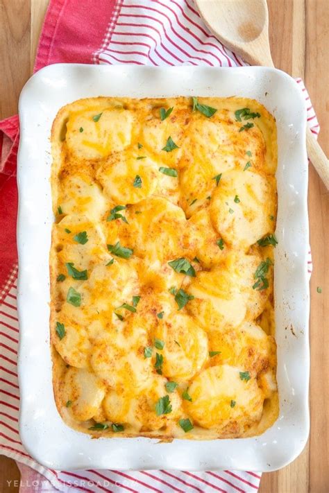 Cheesy Scalloped Potatoes (Au Gratin Potatoes) | YellowBlissRoad.com