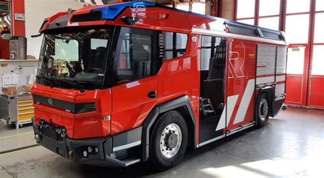 El primer camión de bomberos eléctrico tiene un motor diésel