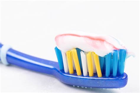 Brand new Toothbrush with Toothpaste above white background - Creative Commons Bilder