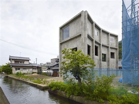 Industrial Chic Concrete House with Interior Courtyard