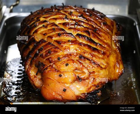 Honey roasted glazed ham joint hi-res stock photography and images - Alamy