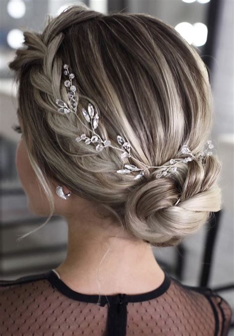 Trending Hairstyles 2019 - Easy Hair Bun | Pelo para boda romántica, Peinados boda pelo corto ...