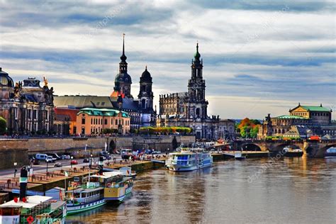 Altstadt-Zentrum von Dresden und Elbe Fluss in Sachsen, Deutschland — Stockfoto © Maugli #35809699