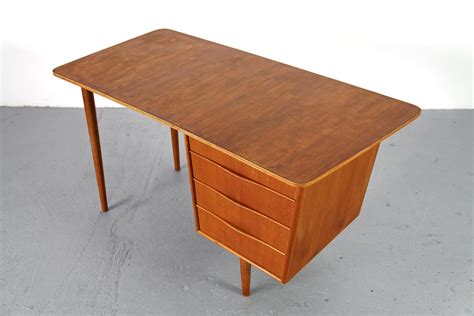 Small Mid-Century Modern Desk, 1950s for sale at Pamono