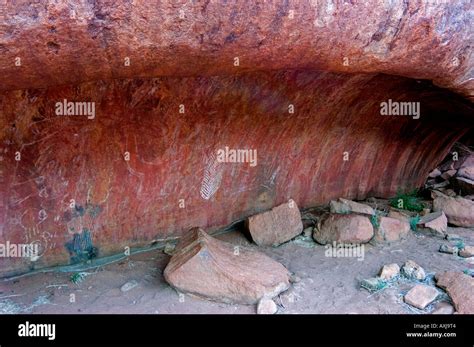 Ayers Rock Uluru Rock Art Stock Photo - Alamy