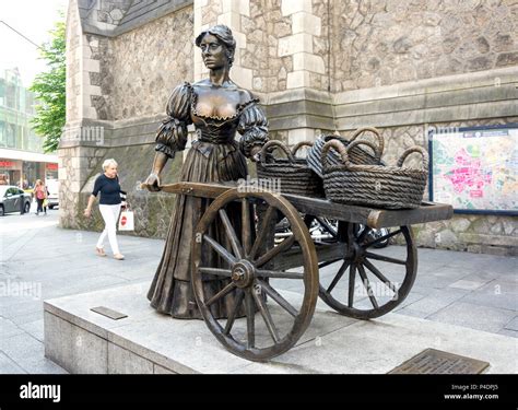 Female molly malone statue fictional fishmonger irish song suffo hi-res stock photography and ...