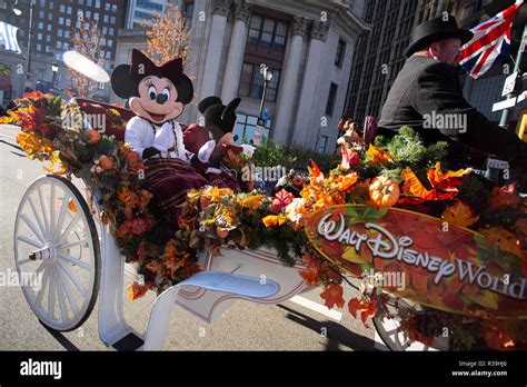 Mickey Mouse Minnie Mouse Parade High Resolution Stock Photography and ...