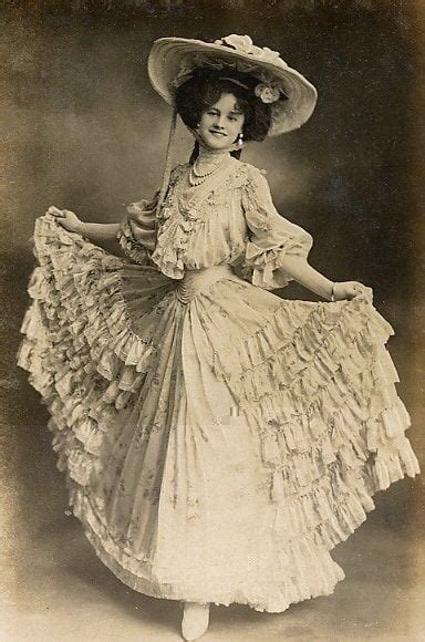 Victorian Era Fashion: Historic Clothing