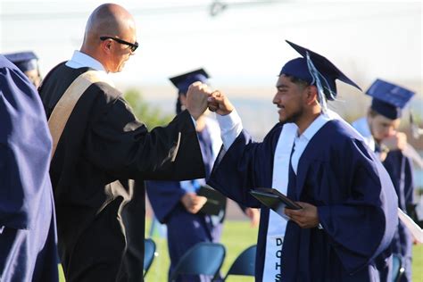 Desert Oasis High School seniors persevere | Columbia Basin Herald