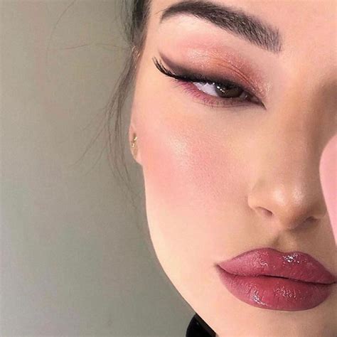 𝐇𝐢𝐠𝐡 𝐅𝐚𝐬𝐡𝐢𝐨𝐧 𝐏𝐨𝐬𝐭 on Instagram: “makeup glam” Bold Makeup, Eye Makeup ...