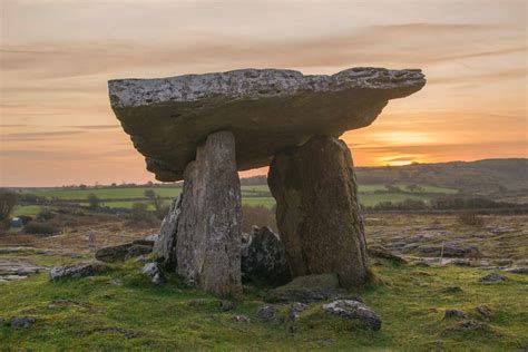 El dolmen de Poulnabrone. Qué hacer en Irlanda. – Animales Viajeros