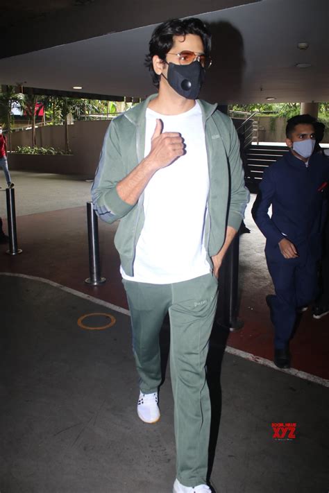 Sidharth Malhotra Spotted At Airport Arrival - Gallery - Social News XYZ