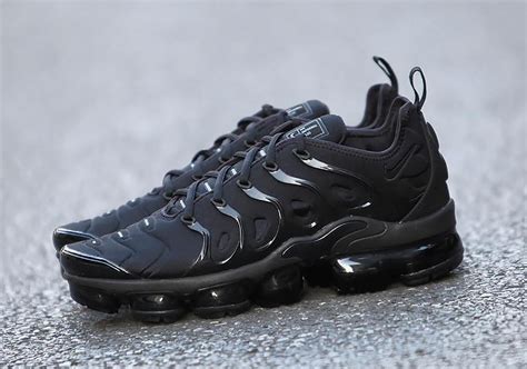 Nike Vapormax Plus "Triple Black" Detailed Look | SneakerNews.com