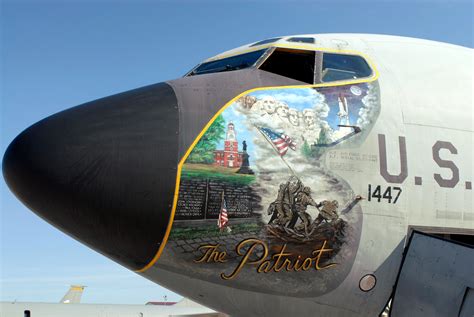 File:KC-135E Stratotanker with patriotic nose art.jpg