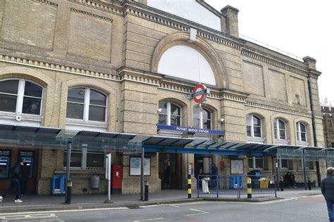 Putney Bridge Station © N Chadwick cc-by-sa/2.0 :: Geograph Britain and ...