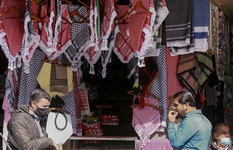 The Palestinian keffiyeh: All you need to know about its origins | Middle East Eye