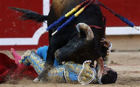 Foto News: Spanish Bullfighter Ivan Fandino barely Escapes Getting Gored by a Bull during the ...