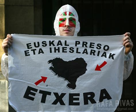 Masked man showing a pro-ETA prisoners banner | RAFA RIVAS photographer