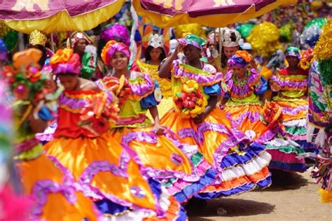 O que é o maracatu, expressão artística que une música e dança