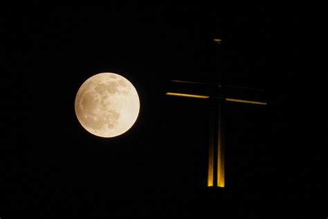 1st lunar eclipse of 2023 darkens the full Flower Moon in eerie photos ...