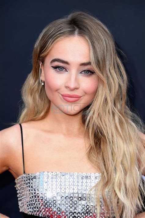 Netflix contrata Sabrina Carpenter para protagonizar Alice