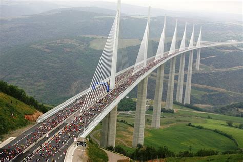 Viaduc de Millau, Occitanie, France [2400x1600] : r/bridgeporn