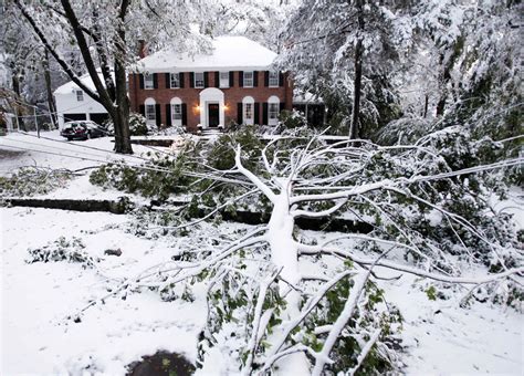 Rare Oct. snowstorm hits Northeast - Photo 1 - Pictures - CBS News