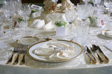 44 Fancy Table Setting Ideas for Dinner Parties and Holidays