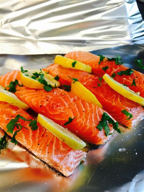 Simple salmon baked in foil - Daisies & Pie