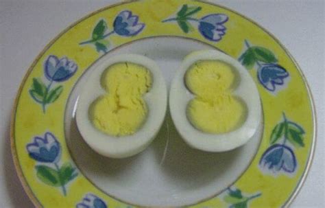 Can you still eat an egg if it has a green yolk after boiling it?