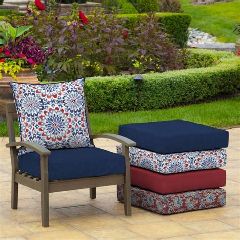 The Best Outdoor Cushions, Pillows and Poufs in 2021 | HGTV