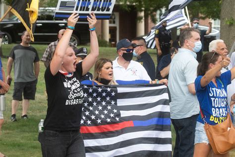 More than 100 turn out in support of “Thin Blue Line” America flag on ...