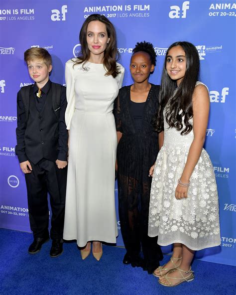 Angelina Jolie Poses With Daughters Zahara and Shiloh on the Red Carpet ...