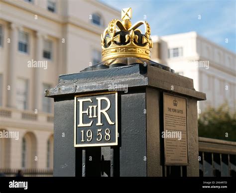 Queen's royal cypher crown hi-res stock photography and images - Alamy