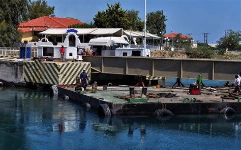 Corinth Canal bridge being repaired | eKathimerini.com