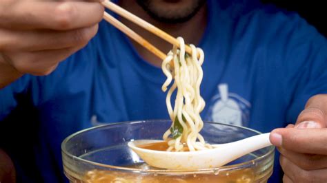 How to Eat Noodles with Chopsticks: 12 Steps (with Pictures)