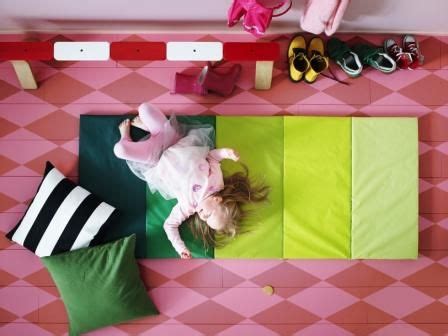 Pige ligger på PLUFSIG aktivitetsmåtte Ikea Kids, Baby Ikea, Cool Kids, Kids Room, New Homes ...