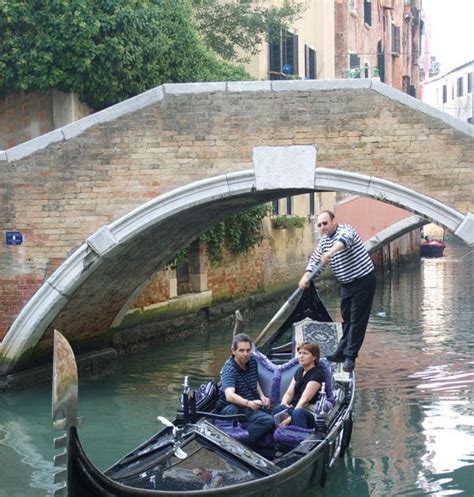 The Gondola Blog: Gondola Framed by the Arch