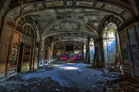 18 Abandoned Hotels You Definitely Won't Want to Stay the Night At