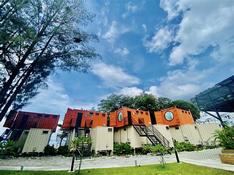 "Hotel Kontena Alun Retreat, Pulau Pangkor: Layan Sunset, Borong Coklat, & Layari Lautan Membiru!"