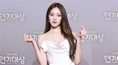 Netizens defend actress Lee Sung Kyung for wearing a white dress to the ...