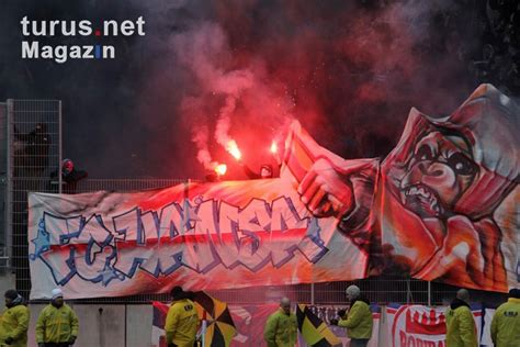 Foto: Fans des FC Hansa Rostock zünden in Halle Pyro - Bilder von F.C. Hansa Rostock - turus.net ...